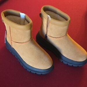 Koolaburra UGG Cream/Tan Suede Ankle Boots